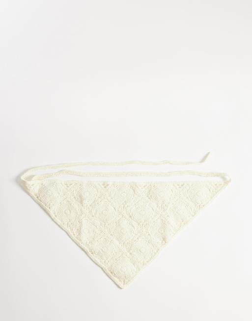Pañuelo para la cabeza color crema con diseño floral de croché de Glamorous , 1 de 3