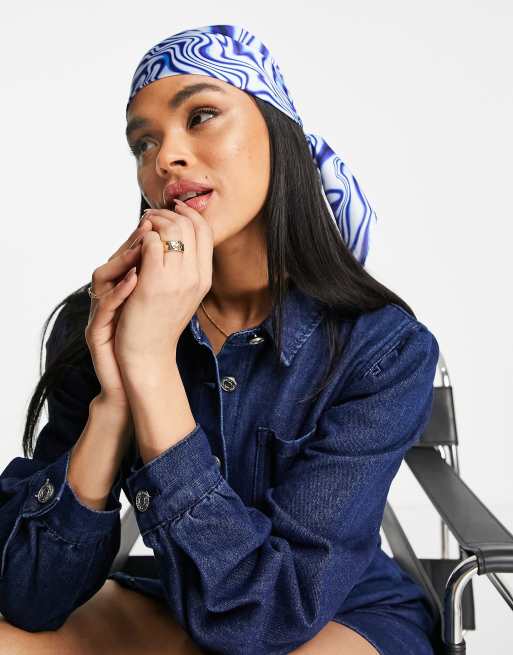 Pañuelo para la cabeza de tamaño mediano azul con estampado de ondas de satén de poliéster de ASOS DESIGN - MBLUE