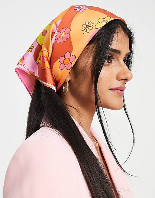 Mujer Accesorios para el pelo | Pañuelo para la cabeza de tamaño medio rosa y naranja con estampado floral de satén de poliéster reciclado de ASOS DESIGN - WY79799