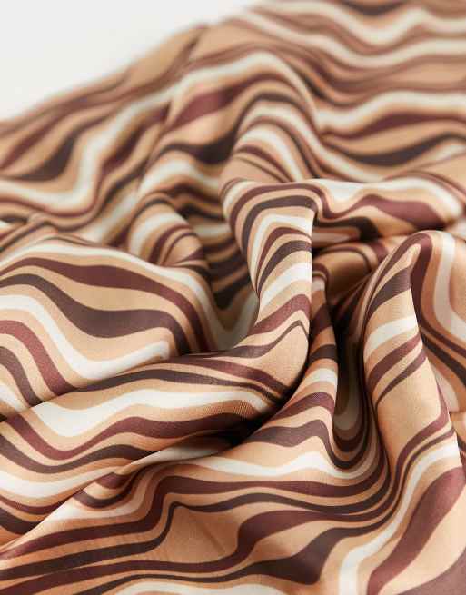 Pañuelo para la cabeza marrón con estampado de ondas de satén de My Accessories London, 3 de 4