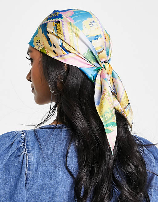 Mujer Accesorios para el pelo | Pañuelo para la cabeza mediano multicolor con estampado de postales de satén de poliéster reciclado de ASOS DESIGN - UO87591