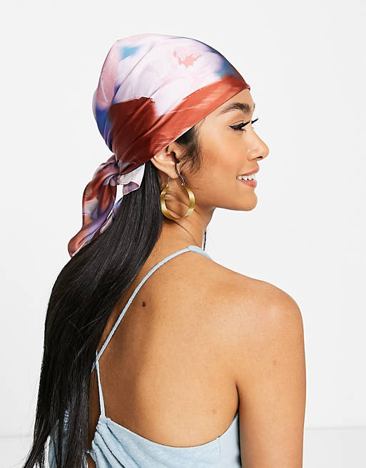 Mujer Accesorios para el pelo | Pañuelo para la cabeza mediano multicolor con estampado floral difuminado de poliéster satinado reciclado de ASOS DESIGN - GS94166