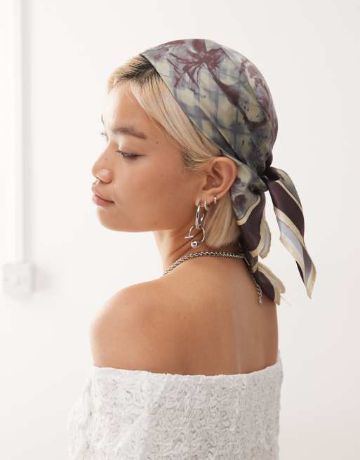 Pañuelo para la cabeza morado con estampado floral y a cuadros de satén de Reclaimed Vintage