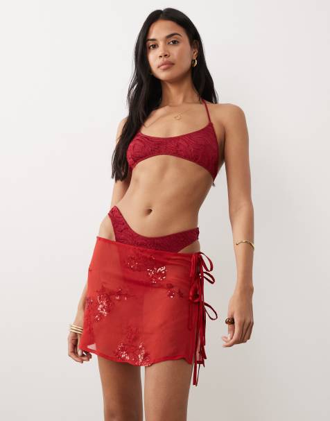 Pareo playero corto rojo anudado a los laterales con estampado floral de lentejuelas de Miss Selfridge - view 1