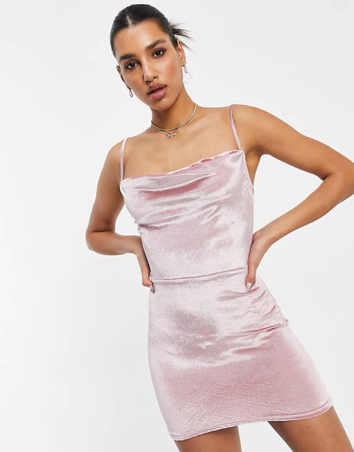 Parisian – Ljusrosa miniklänning i sammet med smala axelband och draperad ringning