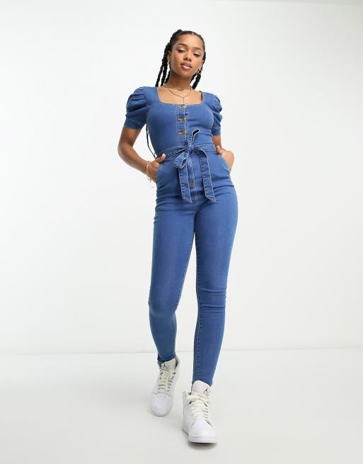 Parisian – Mellanblå jumpsuit i denim med skärp och tvättad finish