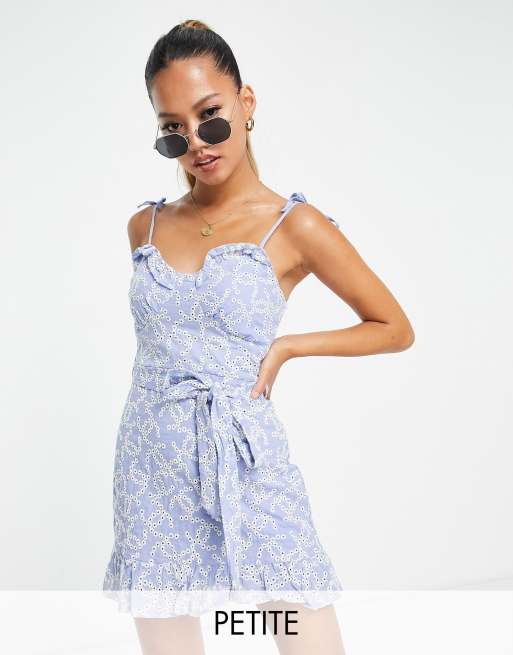 Parisian Petite – Minikleid in Puderblau mit Bindegürtel und Lochmuster