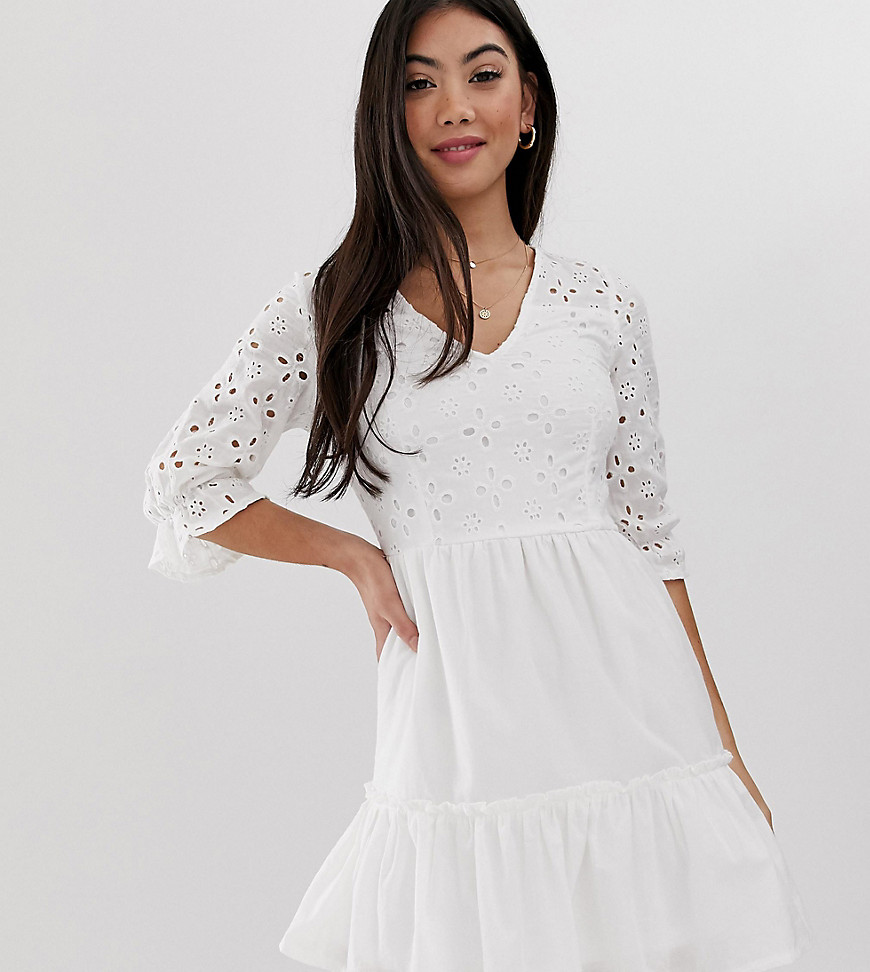 Parisian Petite - Witte jurk met overslag en broderie anglaise