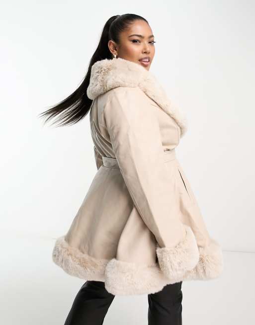Parisian Plus - Cappotto color cammello in similpelle PU con collo sciallato e bordi in pelliccia sintetica