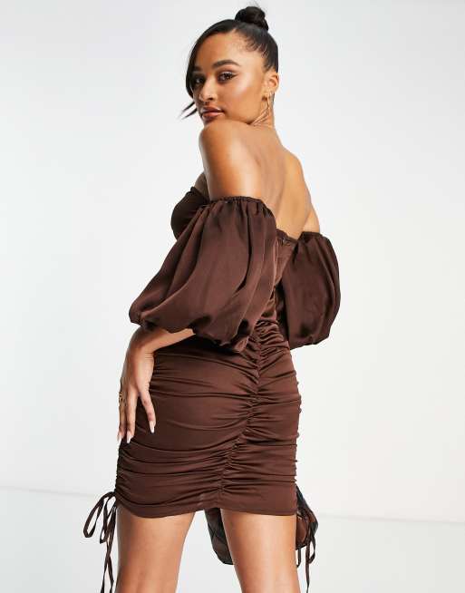 Parisian Robe en satin à manches bouffantes avec découpe sur le - Main Image