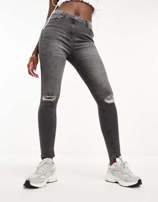 Parisian skinny jeans with ripped knee in black