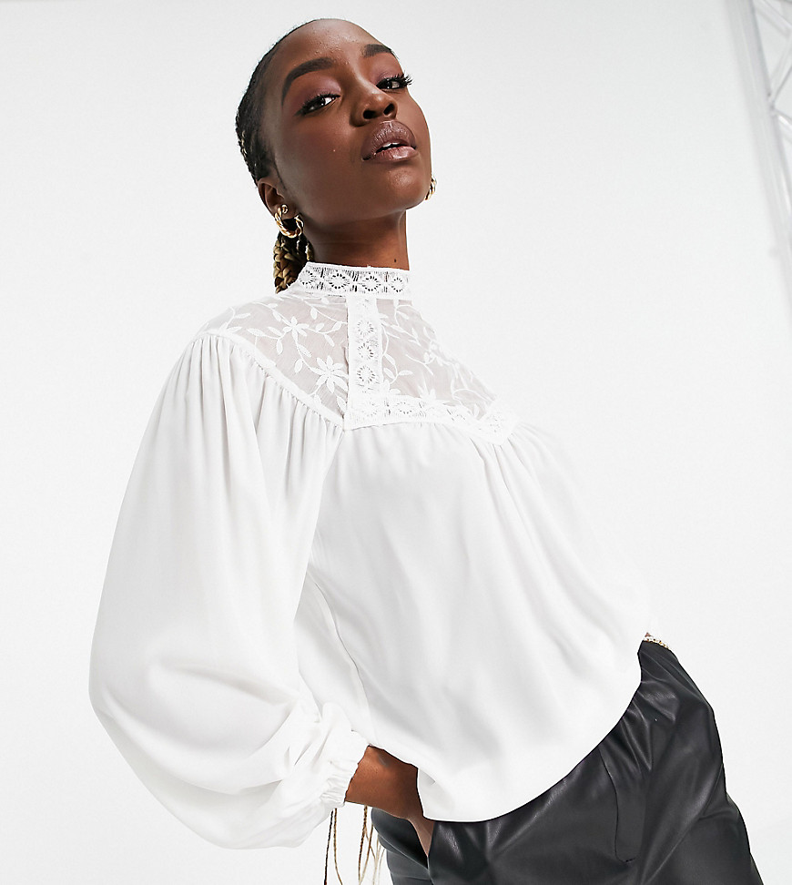 Parisian Tall - Hoogsluitende blouse met kanten voorkant in wit