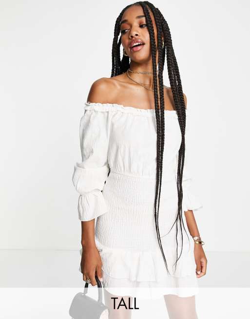 Parisian Tall - Vestito corto bianco con spalle scoperte e volant sul fondo