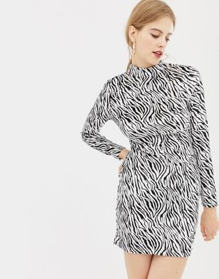 Parisian – zebramönstrad sammetsklänning med hög krage-Svart