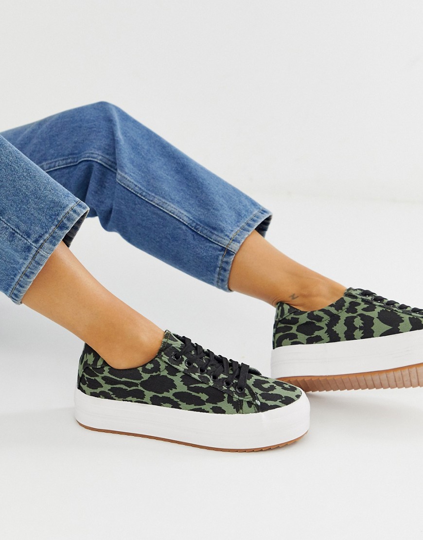 Park Lane – Gröna leopardmönstrade sneakers i platt modell