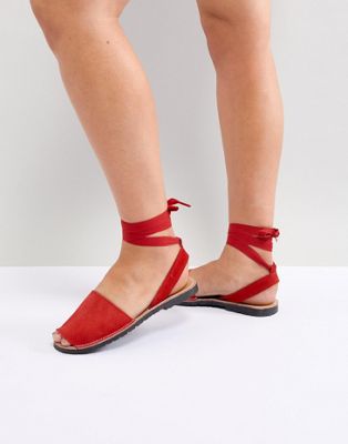 Park Lane - Platta sandaler i mocka med knytning runt benet-Röd