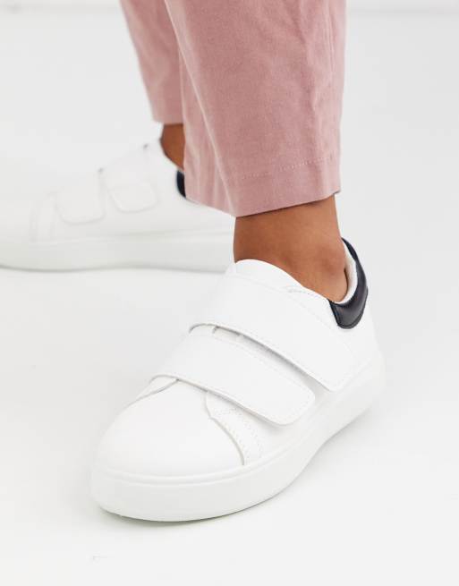 Sneakers with store velcro straps