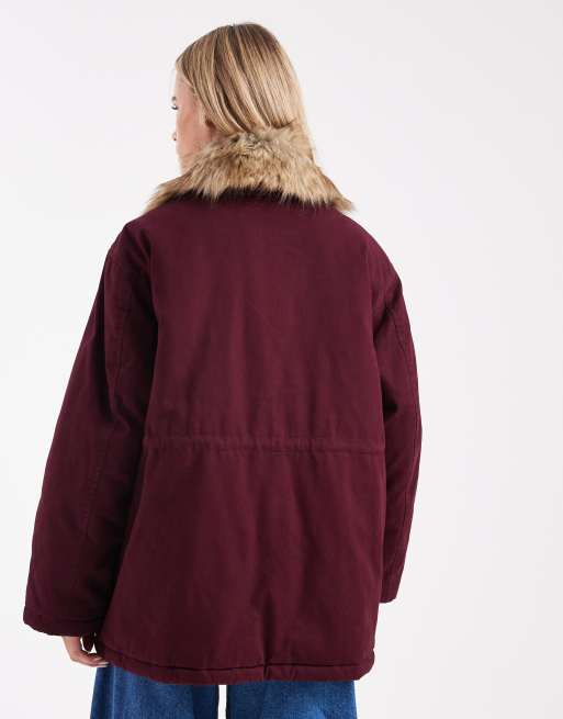 Parka burdeos con cuello de piel sintética de Miss Selfridge Petite, 4 de 4