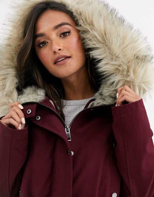 Parka color guinda con forro de pelo sint tico de quita y pon de
