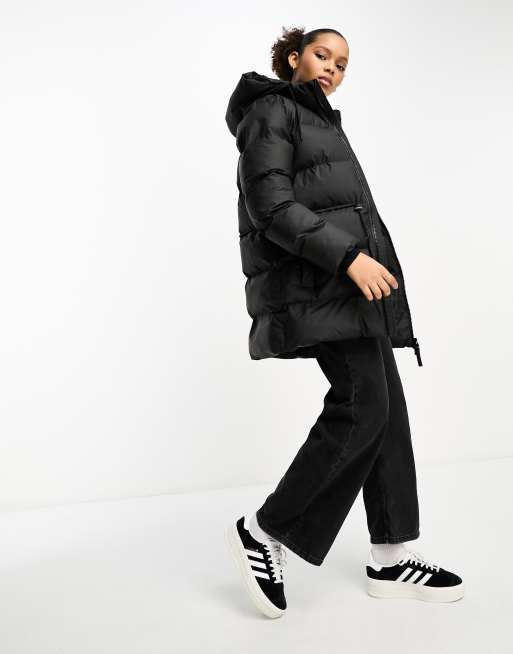 Parka de plumas negra impermeable con capucha Alta de Rains ASOS