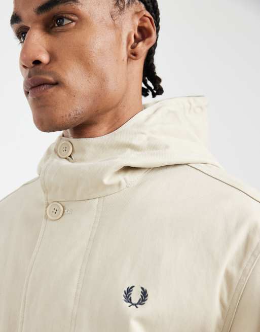 Parka larga blanco hueso con capucha y logo Groundsman de Fred Perry, 5 de 5