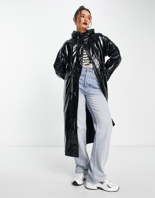 Parka negra de vinilo de Mango