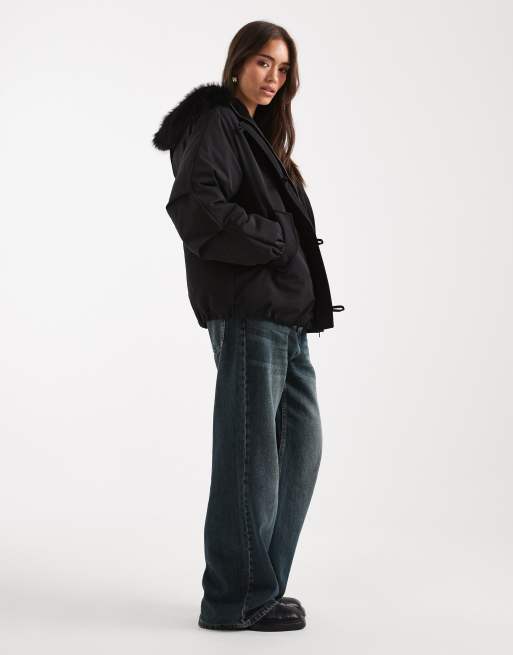 Parka negra estilo bomber con ribete de piel sintética en la capucha de ASOS DESIGN, 3 de 4