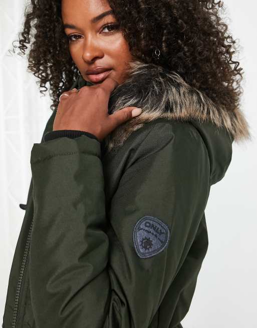 Parka verde oscuro con capucha de piel de Only | ASOS