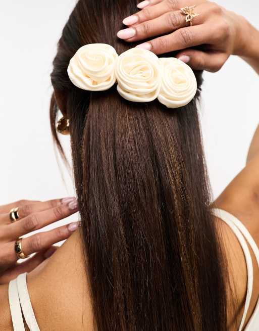 Pasador para el cabello color crema con diseño de ramillete de Kaiia