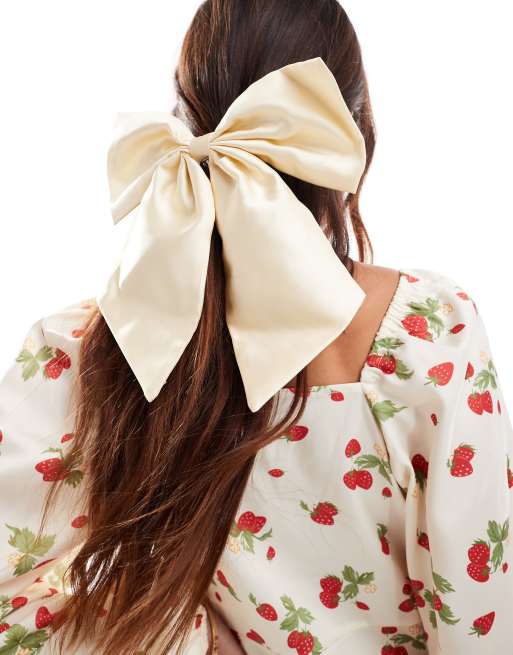 Pasadora para el cabello con lazo extragrande color crema de ASOS DESIGN