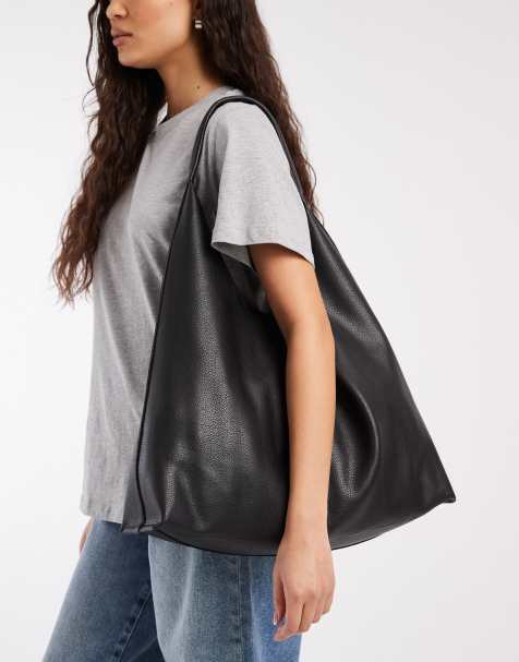 PASQ – A-Linien-Schultertasche in Schwarz mit weichen Einsätzen - view 1