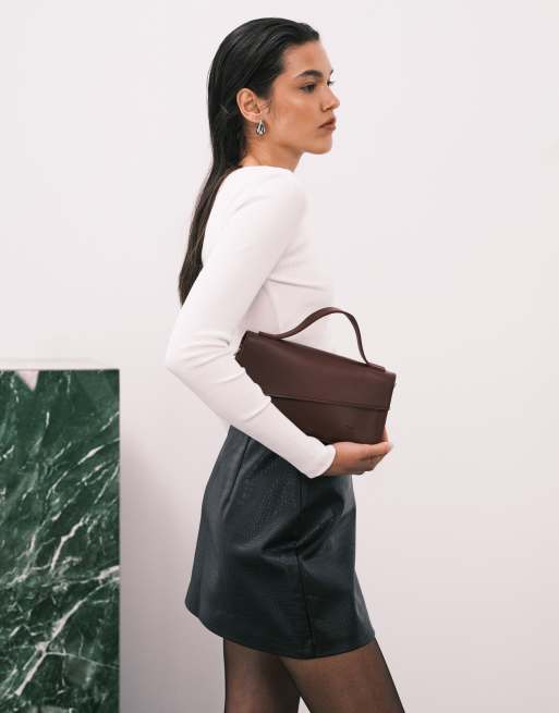 PASQ asymmetrisk taske med top-hank og crossbody-rem i dyb bordeaux, 2 af 4