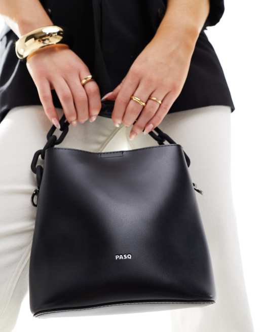 PASQ – Beuteltasche in Schwarz mit Kettengriff oben und abnehmbarem Tragegurt