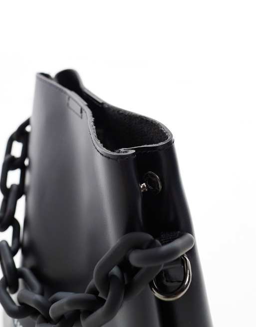 PASQ – Beuteltasche in Schwarz mit Kettengriff oben und abnehmbarem Tragegurt, 3 von 4