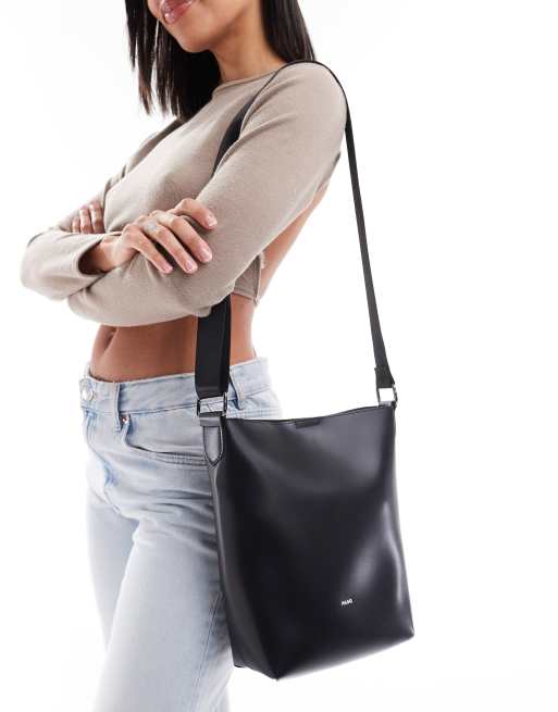 PASQ – Beuteltasche zum Umhängen in Schwarz 