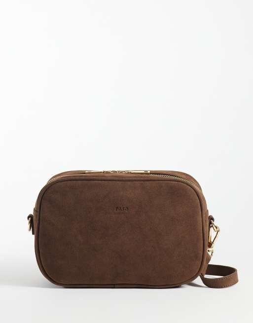 PASQ - bolso bandolera tipo cámara de ante sintético en marrón chocolate, 1 de 4