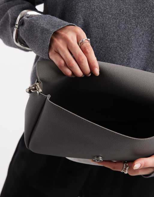 PASQ - Borsa a tracolla grigia effetto granato con patta e catena, 4 di 4