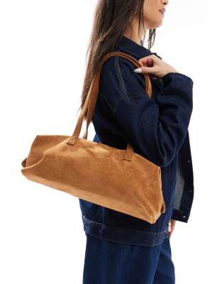 PASQ - Borsa da spalla allungata color cuoio in camoscio sintetico 