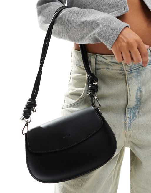 PASQ - Borsa da spalla stile bisaccia nera con tracolla con dettaglio annodato 