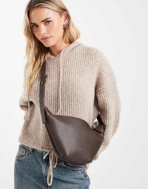 PASQ – Brązowa fakturowana torebka crossbody w kształcie rogalika - view 1