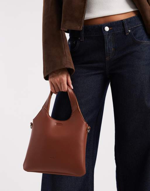 PASQ - Brun flad lille tote-taske med crossbody-strop, 3 af 4