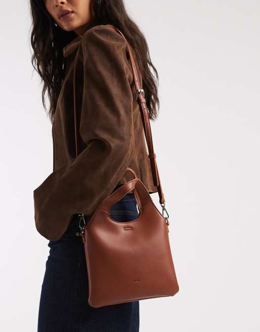 PASQ - Brun flad lille tote-taske med crossbody-strop, 4 af 4