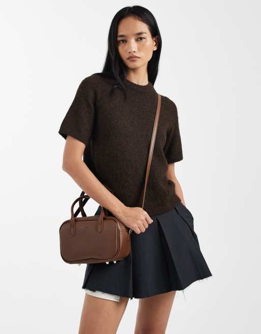 PASQ – Brun, liten axelremsväska med handtag upptill
