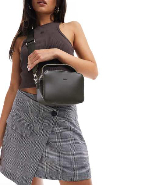 PASQ - Crossbody cameratas in donkergroen - view 1