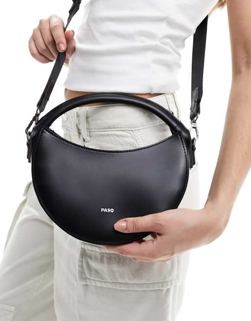 PASQ – Czarna mała torba do ręki w kształcie półksiężyca z odpinanym paskiem crossbody