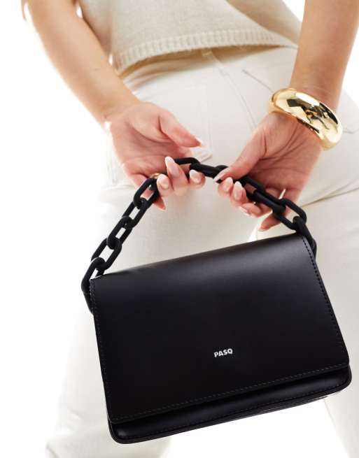 PASQ – Czarna torebka do ręki z odpinanym paskiem crossbody i masywną rączką w stylu łańcuszka 