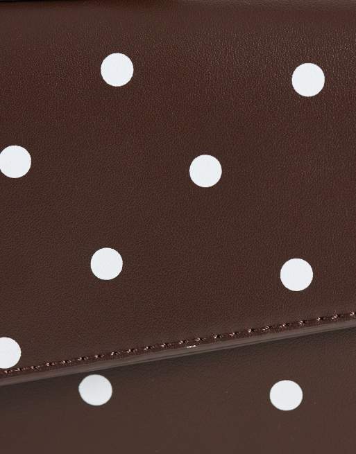 PASQ diagonal taske med klap og håndtag samt crossbody-rem i brun polkaprik, 3 af 4