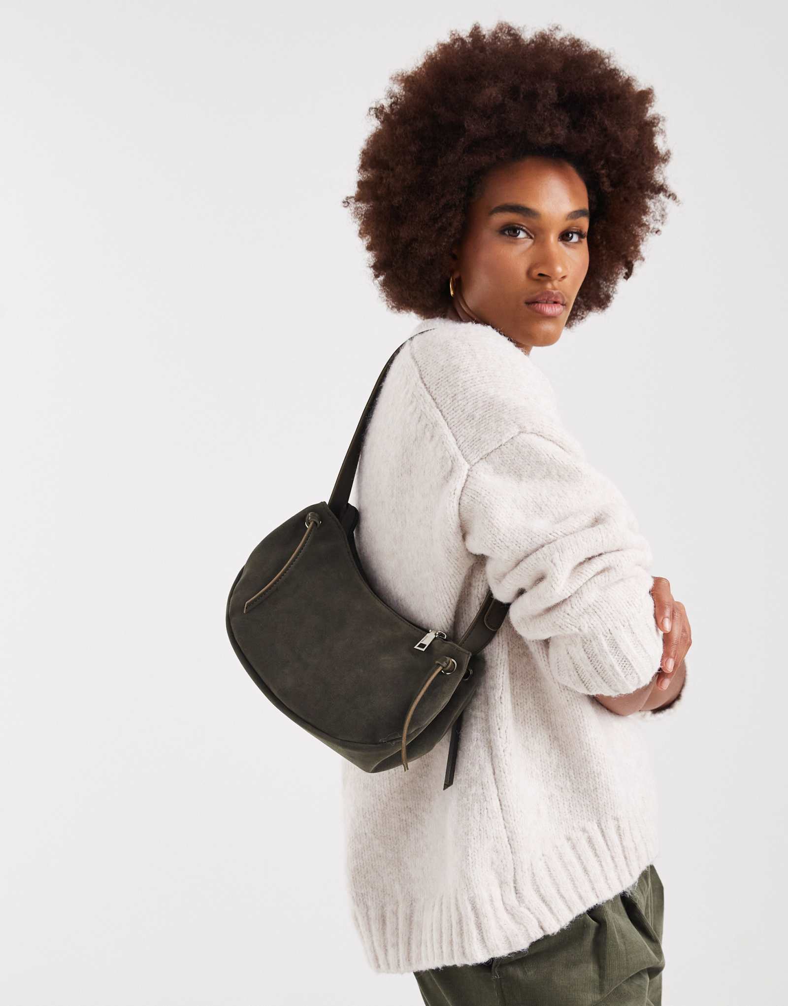 Маленькая сумка через плечо из искусственной замши PASQ зеленого цвета с напуском