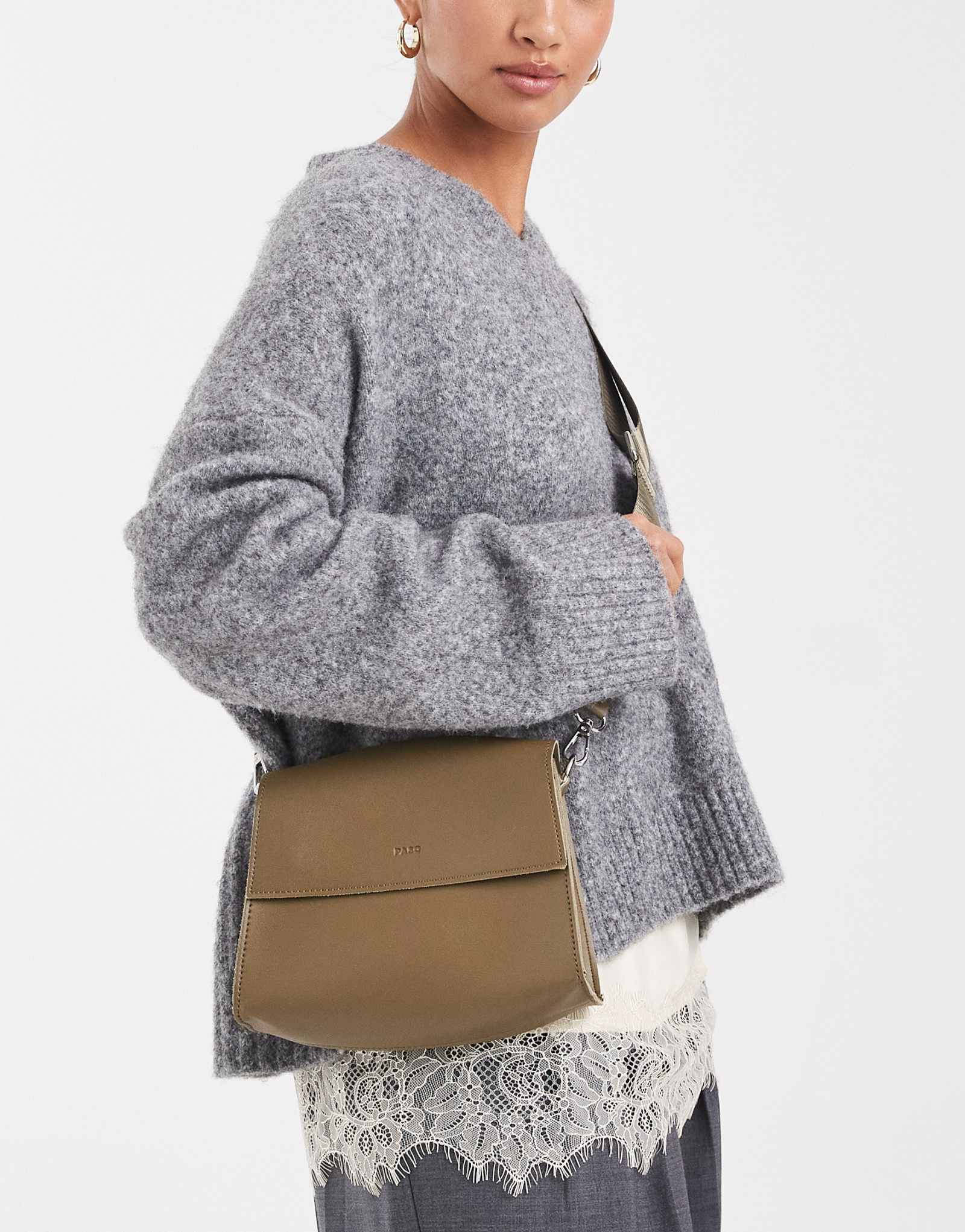 Классическая сумка через плечо с клапаном PASQ темно-зеленого цвета