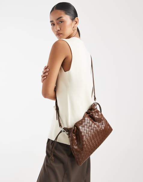 PASQ - Geweven crossbody tas met trekkoord in donkerbruin - view 1